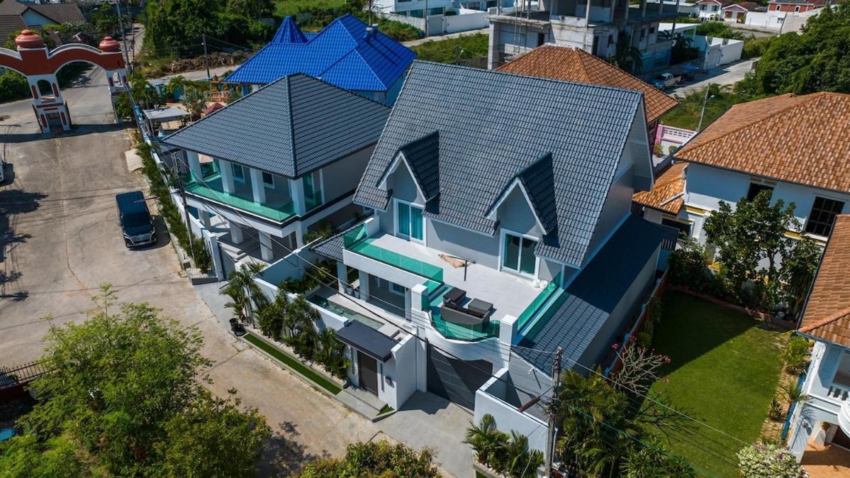 Villa New Luxury Dual Villas, 9 Total Bedrooms, 7 Bathrooms, Ktv, 3km To Walking Street & Pattaya