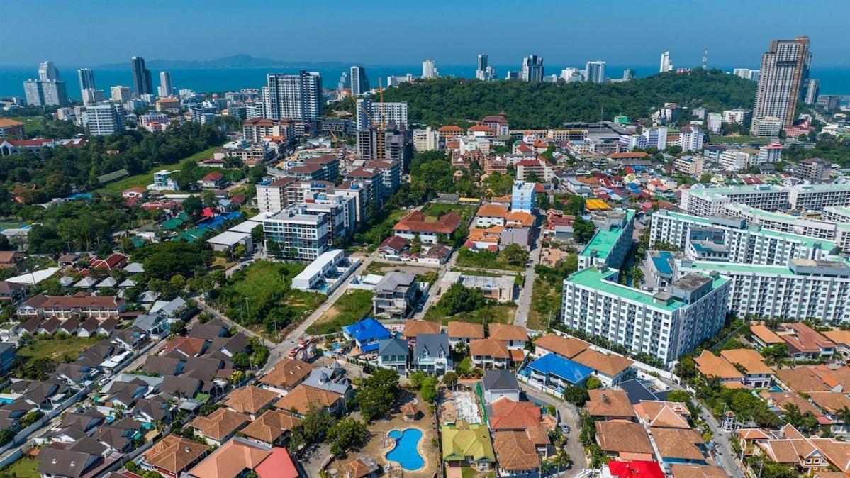New Luxury Dual Villas, 9 Total Bedrooms, 7 Bathrooms, Ktv, 3km To Walking Street & Pattaya