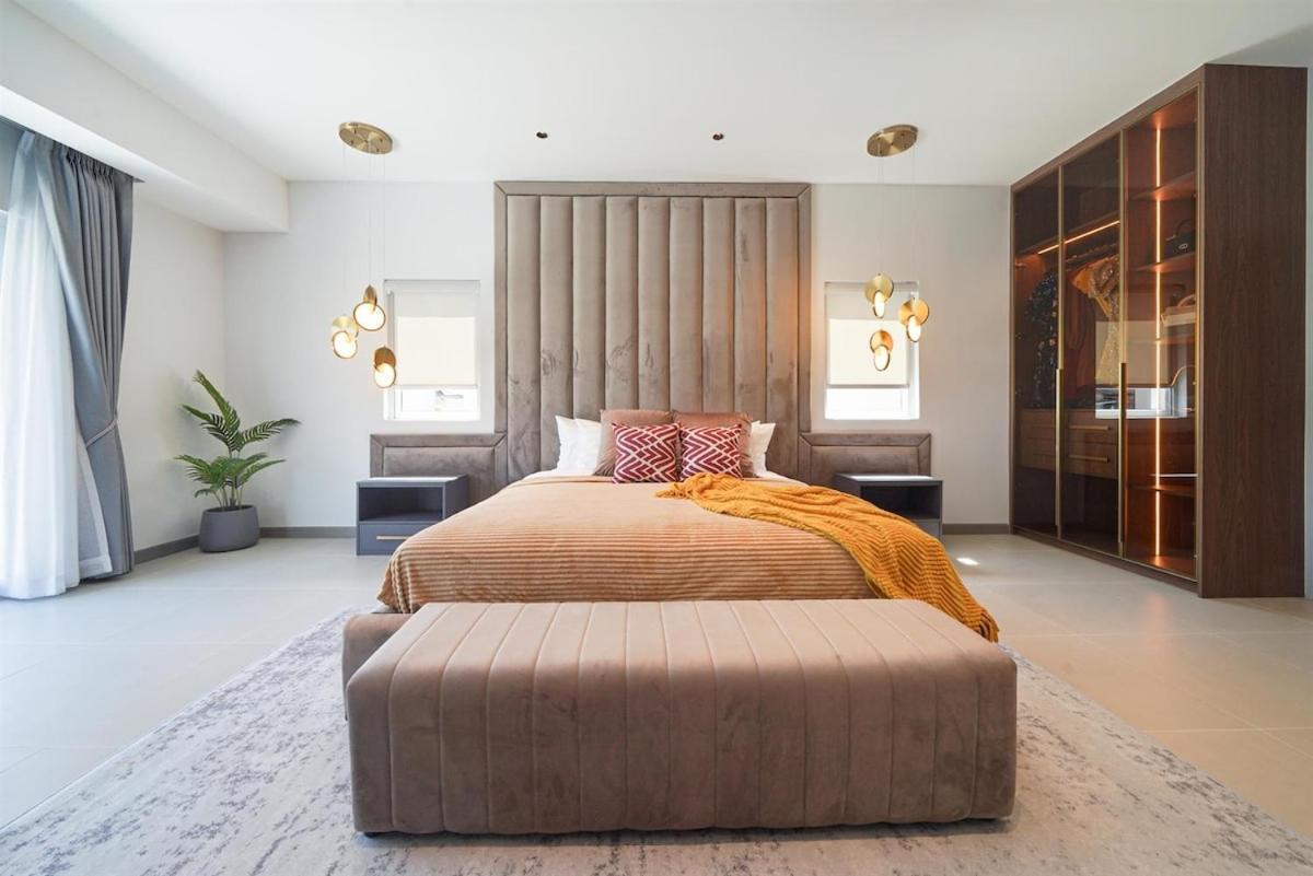 New Luxury Dual Villas, 9 Total Bedrooms, 7 Bathrooms, Ktv, 3km To Walking Street & * Pattaya