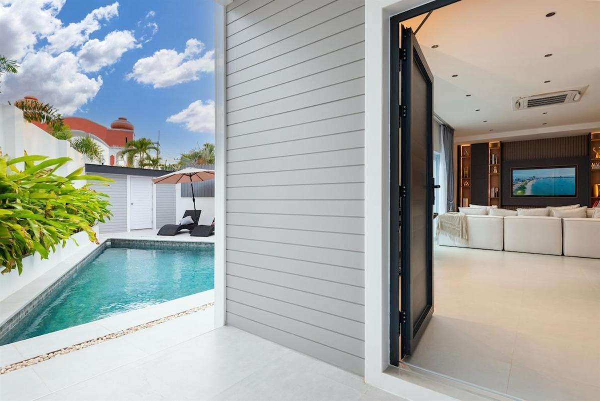 New Luxury Dual Villas, 9 Total Bedrooms, 7 Bathrooms, Ktv, 3km To Walking Street & Villa Pattaya