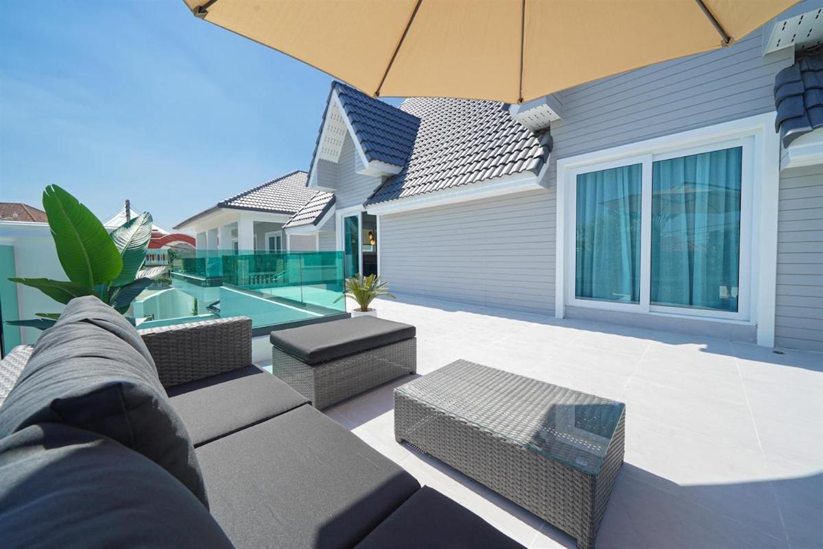 New Luxury Dual Villas, 9 Total Bedrooms, 7 Bathrooms, Ktv, 3km To Walking Street & Villa Pattaya