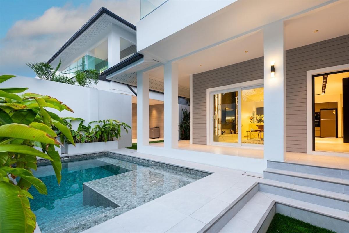 New Luxury Dual Villas, 9 Total Bedrooms, 7 Bathrooms, Ktv, 3km To Walking Street & Pattaya