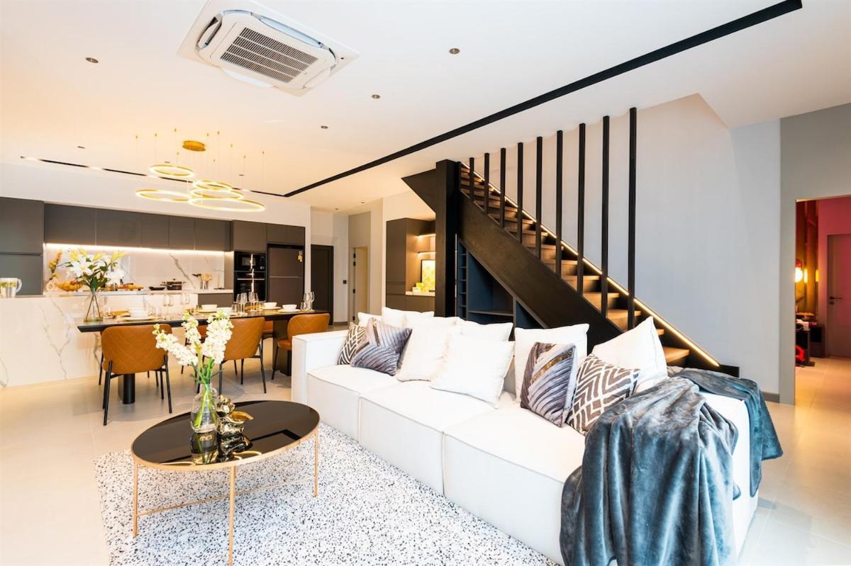 New Luxury Dual Villas, 9 Total Bedrooms, 7 Bathrooms, Ktv, 3km To Walking Street & Villa